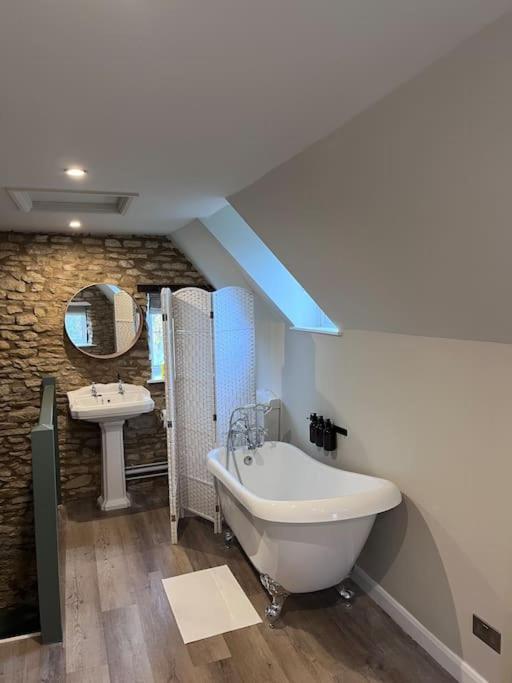 Quaint Cotswold Cottage Чипинг Нортън Екстериор снимка